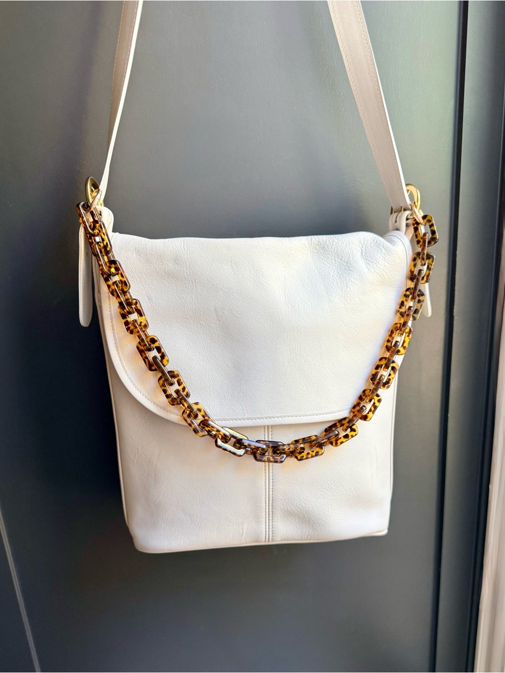 Vintage Unbranded Cream/White
Leather Flap Crossbody Bag -
Excellent Interior